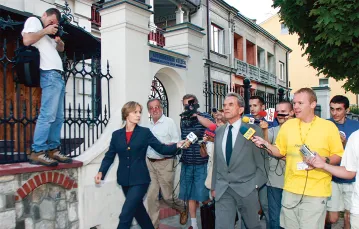 Poseł Andrzej Jagiełło po przesłuchaniu w Prokuraturze Okręgowej w Kielcach. 6 lipca 2003 r.  / DARIUSZ GACEK / REPORTER