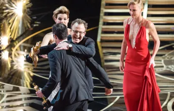   Josh Singer i Tom McCarthy odbierają Oscara dla filmu „Spotlight” za najlepszy scenariusz oryginalny. Los Angeles, 28.02.2016 r. /  / Fot. A.M.P.A.S/REX/Shutterstock