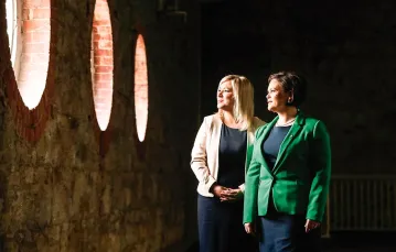 Przewodnicząca Sinn Féin Mary Lou McDonald (z prawej) i Michelle O’Neill, ­jej wiceprzewodnicząca i wicepremier Irlandii Płn. Dublin, luty 2018 r. / NIALL CARSON / EAST NEWS