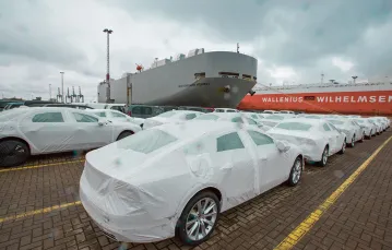 Niemieckie samochody przeznaczone na eksport w porcie w Bremerhaven, kwiecień 2018 r. / ULRICH BAUMGARTEN / GETTY IMAGES