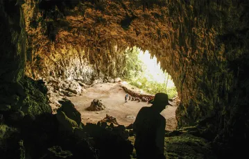 Archeolog Douglas Hobbs w jaskini Liang Bua, gdzie odkryto szczątki H. floresiensis, 27 listopada 2004 r. / FAIRFAX MEDIA / GETTY IMAGES