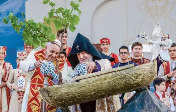 Papież Franciszek wraz z patriarchą Karekinem II, katolikosem wszystkich Ormian, podlewają sadzonkę drzewa podczas spotkania ekumenicznego w Erywaniu, czerwiec 2016 r. / ANDREW MEDICHINI / AP / EAST NEWS