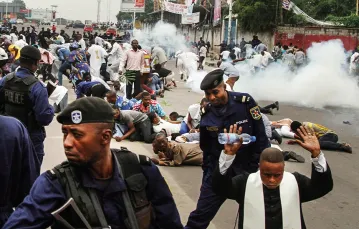 Policja rozpędza demonstrację przeciwników prezydenta Josepha Kabili. Protesty, inicjowane przez Kościół katolicki, odbywają się już co tydzień. Kinszasa, Demokratyczna Republika Konga, 21 stycznia 2018 r. / KENNY KATOMBE / REUTERS / FORUM