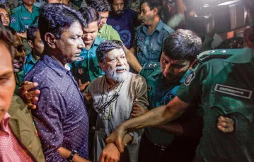 Shahidul Alam przybywa do sądu, Dhaka, 6 sierpnia 2018 r. / AHMED SALAHUDDIN / NURPHOTO / EAST NEWS