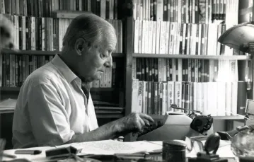Jerzy Giedroyc przy maszynie do pisania, w gabinecie. Maisons-Laffitte, 1987 r. / / www.kulturaparyska.com