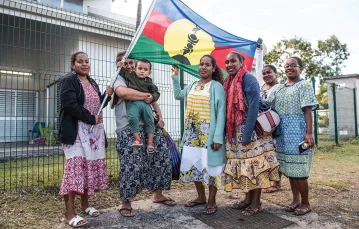 Zwolenniczki niepodległości przed lokalem referendalnym w mieście Numea, stolicy Nowej Kaledonii. 4 października 2020 r. / MATHURIN DEREL / AP / EAST NEWS