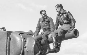 Fotoreporter wojenny Georg Schödl (z lewej) i niemiecki pilot (nieznany z nazwiska) na porzuconym sowieckim czołgu ciężkim KW-2, lato 1941 r. Wyposażony w armatę kalibru 152 mm, KW-2 był wtedy najlepiej uzbrojonym czołgiem świata. / SOFLA / INTERFOTO / FORUM