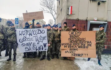 Protest uczniów klasy mundurowej Liceum Ogólnokształcącego w Dubience przed delegaturą Lubelskiego Urzędu Wojewódzkiego w Chełmie. 10 grudnia 2021 r. / KAROLINA RYNIAK / POLSKA PRESSE