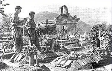 Prowizoryczne groby polskich czołgistów poległych pod Monte Cassino, przykryte gąsienicami / 