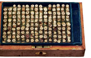 Dawna angielska szkatułka ze 143 fiolkami zawierającymi pigułki homeopatyczne / SSPL/SCIENCE MUSEUM/ FORUM / 