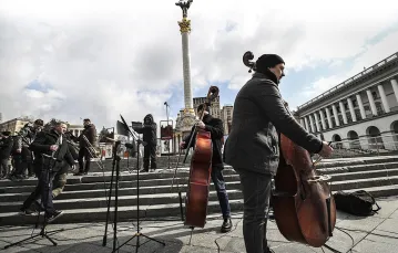 Muzycy Kijowskiej Orkiestry Symfonicznej podczas występu na placu Niepodległości,  9 marca 2022 r. / EMIN SANSAR / ANADOLU AGENCY / GETTY IMAGES
