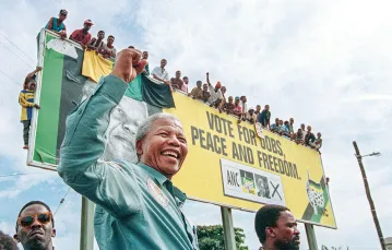 Nelson Mandela na wiecu przedwyborczym w Durbanie, RPA, 16 kwietnia 1994 r. / ALEXANDER JOE / AFP / EAST NEWS