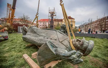 Demontaż pomnika marszałka Iwana Koniewa w Pradze, 3 kwietnia 2020 r. / MARTIN DIVISEK / EAP / PAP