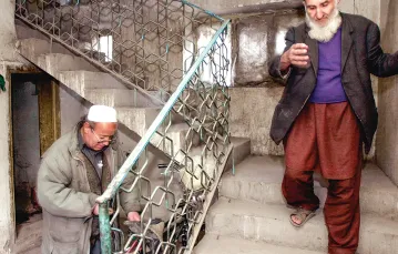Zebulon Simentow (z lewej) i Izaak Levy przez lata mijali się bez słowa na klatce schodowej ich domu. Kabul, 28 listopada 2001 r. / FRANC ZHURDA / AP / EAST NEWS