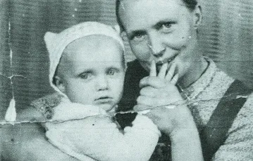 Wysiedlona z Zamojszczyzny Aniela Kryń trafiła na Majdanek wraz z synem Januszem (zdjęcie sprzed deportacji). Oboje zostali wywiezieni potem na roboty do Niemiec, przeżyli wojnę / PAŃSTWOWE MUZEUM  NA MAJDANKU / PAŃSTWOWE MUZEUM  NA MAJDANKU