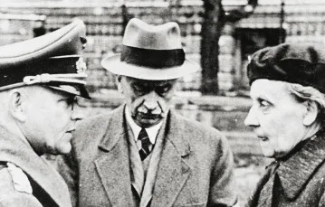Pertraktacje z Niemcami – Maria Tarnowska i Alfred Lewandowski (obydwoje z PCK) z generałem Wehrmachtu Günterem Rohrem, 7 września 1944 r. / DOMENA PUBLICZNA