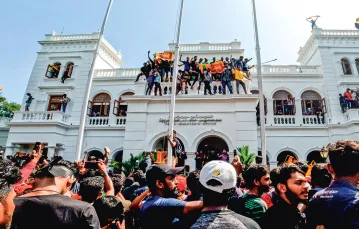 Demonstranci świętują zdobycie pałacu prezydenckiego. Kolombo, Sri Lanka, 13 lipca 2022 r. / THARAKA BASNAYAKA / NURPHOTO / GETTY IMAGE