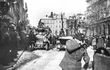 Na starym rynku we Lwowie: zdjęcie wykonane prawdopodobnie w ostatniej dekadzie listopada 1918 r., gdy siły ukraińskie wycofały się z miasta. / NAC