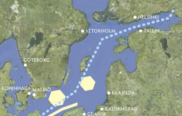 Przewidywana trasa gazociągu – na niebiesko – znajduje się w obszarach zagrożenia ( jasnożółte pola). Tu najprawdopodobniej zatapiano broń chemiczną. Olbrzymi obszar przybrzeżny od Kaliningradu do Göteborga wciąż jest zaminowany / ryc. typografia TP / 