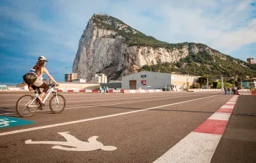 Granica między Hiszpanią a brytyjskim Gibraltarem, w tle słynna skała, wrzesień 2018 r. / MATT CARDY / GETTY IMAGES