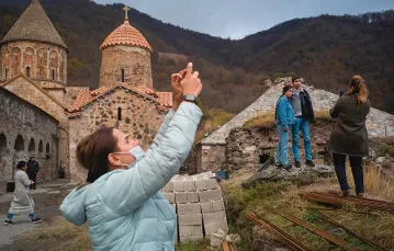 Na mocy porozumienia pokojowego z Azerbejdżanem Ormianie opuszczają dystrykt Karwaczar, na terenie którego leży klasztor Dadivank z IX w. 12 listopada 2020 r. / ALEX MCBRIDE / GETTY IMAGES