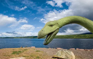 Nessie – pomnik potwora z Loch Ness na brzegu jeziora, Szkocja.  / GUNTER LENZ / BE&W