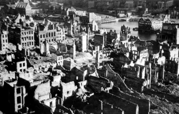Ruiny Gdańska, przez Armię Czerwoną niszczonego także już po zajęciu miasta; 1945 r. / Zbigniew Kosycarz / KFP / 