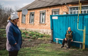 Gdy jest ostrzał, 60-letnia Alina (z prawej) chroni się często u sąsiadki, 52-letniej Ołeny. Wowczańsk, kwiecień 2023 r. / PAWEŁ PIENIĄŻEK