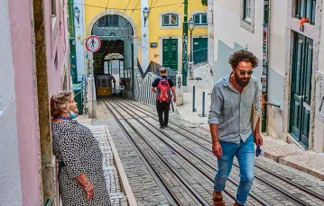 Wyludniona ulica Calçada da Bica Pequena w Lizbonie, 5 lipca 2021 r. / HORACIO VILLALOBOS / CORBIS / GETTY IMAGES
