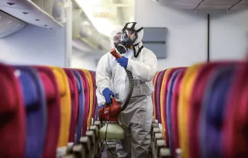 Dezynfekcja pokładu samolotu Thai Airways International w związku z zagrożeniem epidemią koronawirusa z chińskiego Wuhan. / PATIPAT JANTHONG / SOPA / SIPA / EAST NEWS