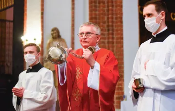 Cezary Uszyński uczestniczy w mszy św. – pierwszy raz jako diakon.  Warszawa, 23 maja 2021 r. / JACEK TARAN