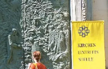 Berlin, wejście do katedry katolickiej. Z prawej informacja dla osób pragnących na nowo wstąpić do Kościoła /fot. KNA-Bild / 