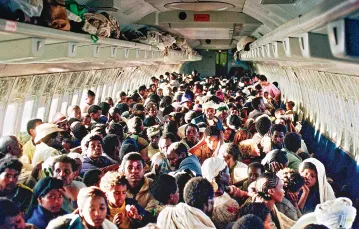 Etiopscy Żydzi na pokładzie samolotu Boeing 707, lot z Addis Abeby do Tel Awiwu, 25 maja 1991 r. / PATRICK BAZ / EAST NEWS