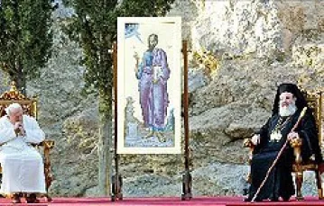 Abp Chrystodulos z Janem Pawłem II podczas pielgrzymki Papieża do Grecji, 2001 r. / 