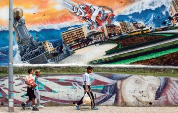 Graffiti portugalskiego artysty Odeitha upamiętniające trzesięnie ziemi w 1755 r. Dzielnica Damaia na przedmieściach Lizbony, lipiec 2009 r. / NACHO DOCE / REUTERS / FORUM