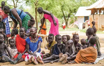 Wioska Anyiodi, zamieszkana przez lud Dinka. Miejscowi udzielili schronienia grupie kobiet i dzieci z ludu Murle, których wioska została zaatakowana. Sudan Południowy, 2021 r. / NATALIA OJEWSKI