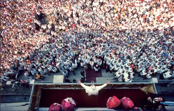 Przemowa papieża przed katedrą gnieźnieńską podczas pielgrzymki do Polski, 3 czerwca 1979 r. CHUCK FISHMAN / GETTY IMAGES / 