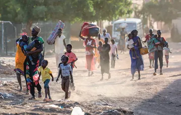 Sudańczycy uciekają przed walkami między armią a oddziałami paramilitarnymi.Chartum, 19 kwietnia 2023 r. / AFP / EAST NEWS