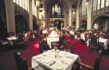 Nakryte stoły czekają w Abbey Restaurant. Poprzednio był to kościół. Atlanta, USA, kwiecień 1995 r. / fot. KEVIN FLEMING / CORBIS / 