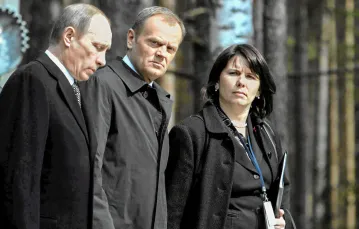 Władimir Putin i Donald Tusk wraz z tłumaczką Magdaleną Fitas-Dukaczewską w Katyniu, 7 kwietnia 2010 r. / ROBERT KOWALEWSKI / AGENCJA GAZETA