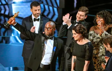 Barry Jenkins, reżyser filmu „Moonlight” i Adele Romanski, producentka, odbierają statuetkę Oskara za najlepszy film, 26 lutego 2017 r. /  / FOT. LUCY NICHOLSON / REUTERS / FORUM 