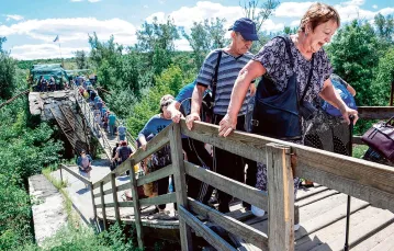 Prowizoryczna przeprawa przez Doniec, rzekę oddzielającą tereny kontrolowane przez separatystów, Stanica Ługańska, sierpień 2019 r. / EVGENIYA MAKSYMOVA / AFP / EAST NEWS