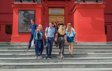 Wejście na Uniwersytet im. Szewczenki w Kijowie. To jedna z najbardziej prestiżowych ukraińskich uczelni, która słynie z wysokiego czesnego oraz... wysokich łapówek, 2017 r. / MARTA ZDZIEBORSKA