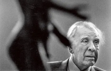 Jorge Luis Borges w Muzeum Archeologicznym w Palermo, 1984 r. / FERDINANDO SCIANNA / MAGNUM PHOTOS / FORUM