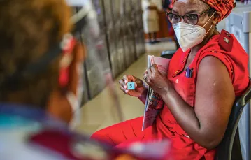 Szczepienia pracowników służby zdrowia w RPA. Szpital akademicki Chris Hani Baragwanath w Johannesburgu, 17 lutego 2021 r. / SHARON SERETLO / GALLO IMAGES / GETTY IMAGES