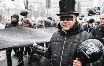 Sprawa tzw. frankowiczów (na zdjęciu ich protest pod Sejmem w styczniu 2016 r.) nie wpłynęła na wysoki wskaźnik zaufania do banków / KRYSTIAN MAJ / FORUM