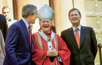 Prezydent George W. Bush, kard. Theodore McCarrick, arcybiskup Waszyngtonu,  i John Roberts, prezes Sądu Najwyższego Stanów Zjednoczonych, po mszy św.  na rozpoczęcie sesji Sądu Najwyższego. Waszyngton, 2 października 2005 r. / PABLO MARTINEZ MONSVAIS / AP / EAST NEWS