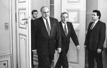 Kanclerz Niemiec Helmut Kohl i premier Tadeusz Mazowiecki. Warszawa, 9 listopada 1989 r. / KRZYSZTOF WÓJCIK / FORUM