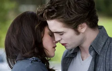 Kadr z filmu "Zmierzch: Księżyc w nowiu". Kristen Stewart jako Bella Swan i Robert Pattinson jako Edward Cullen / materiały dystrybutora / 