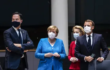 Od lewej: Mark Rutte, Angela Merkel, Ursula von der Leyen i Emmanuel Macron przed drugim dniem unijnego szczytu. Bruksela, 18 lipca 2020 r. / FRANCISCO SECO / AFP / EAST NEWS / 